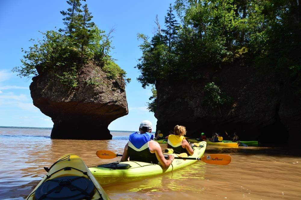 canada_new-brunswick_hopewell-rocks-kayaking