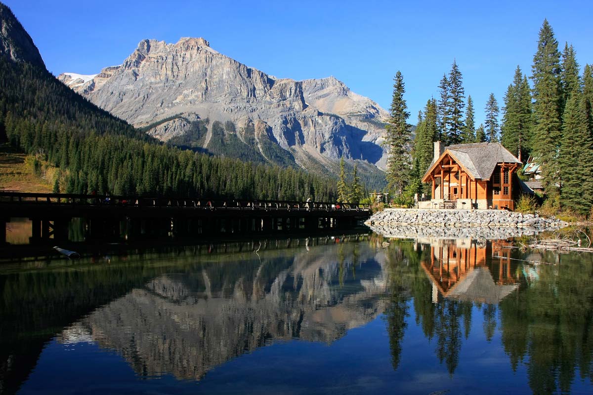 20 Canadian Lakes That Look Straight Out of a Fairytale